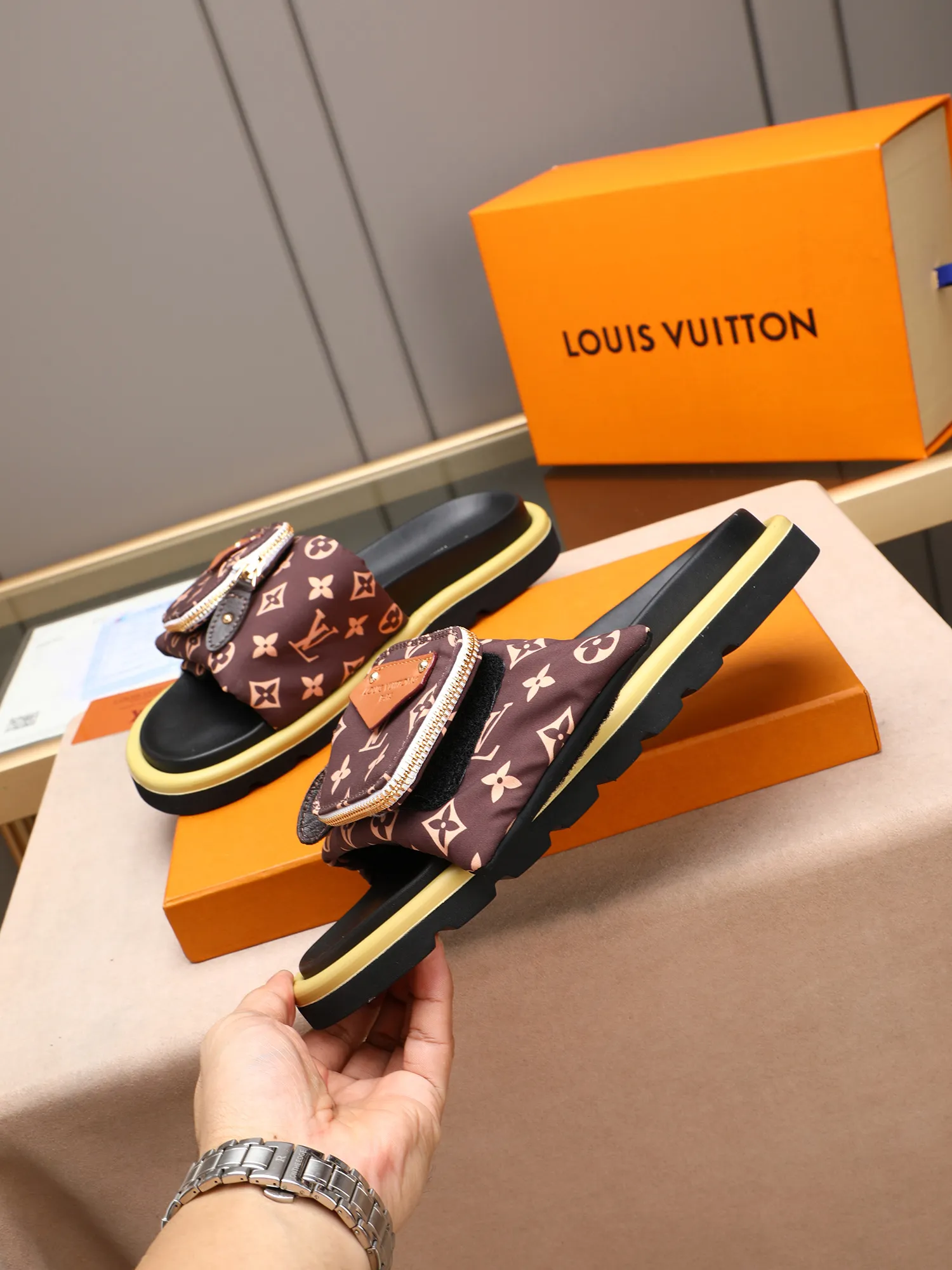 PP400 couple model with drawer box [LOUIS VUITTON] Louis Vuitton, the latest LV official website printed wallet and men's and women's slippers🔥🔥🔥 are now on the market. The drawer box is packed with cloth bags and cards. The upper pattern looks very soft and waxy, and it is a super versatile leg slimming tool. Fabric: Imported denim/down silk cotton embossed, official website pattern printing, lining: water-dyed sheepskin down filling, comfortable to wear, feet: high elastic PU water table. Sole: foam sole, heel height: about 5cm. Size 35-46, 35, 45 and 46 are custom-made and cannot be returned or exchanged. Color: multiple colors available.